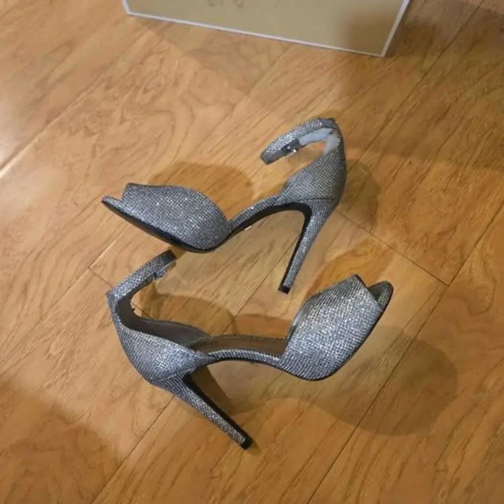 MICHAEL KORS CAMBRIA GLITTER SILVER METALLIC ANKLE STRAP SANDALS 5M